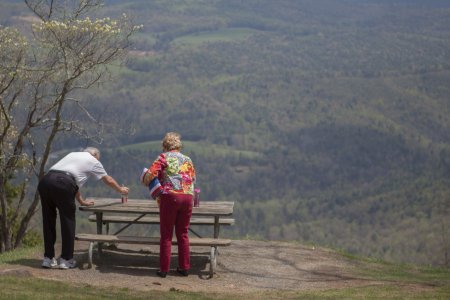 Een echtpaar zet de picknick klaar met mooi uitzicht